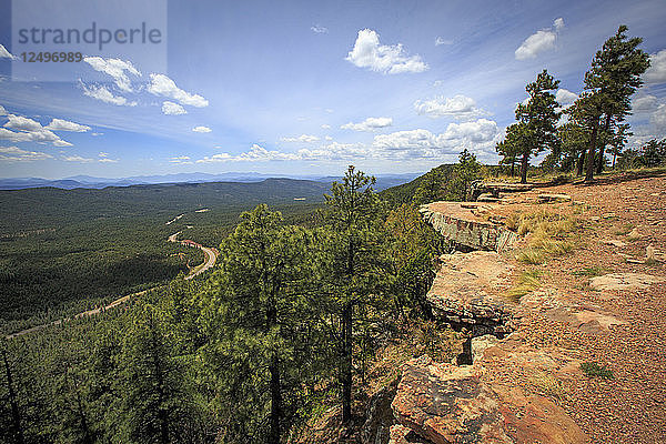 Aussicht vom Rand des Mogollon Rim mit Blick auf den Tonto National Forest