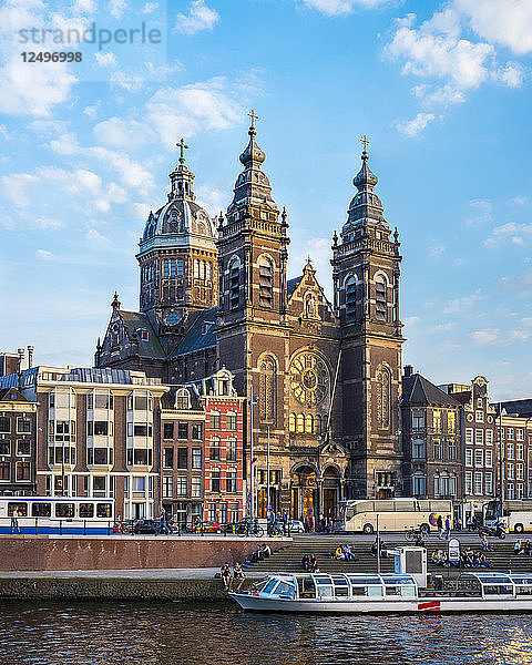 Blick auf die Basilika St. Nikolaus in Amsterdam  Niederlande