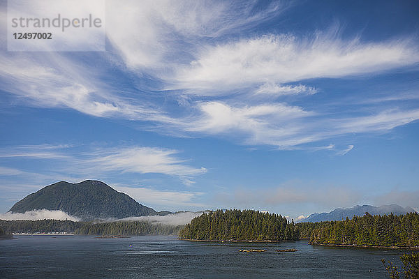 Die Aussicht auf Meares Island von der Stadt Tofino  British Columbia  Kanada