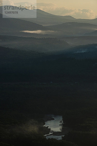 Der Saco River und die White Mountains sind in den frühen Morgennebel gehüllt.