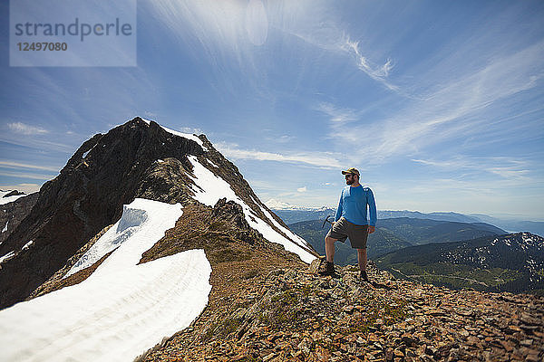 Wanderer steht auf einem Berg im Cheam Mountain Range