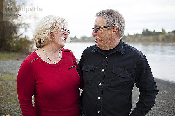 Porträt eines älteren Ehepaars am Flussufer