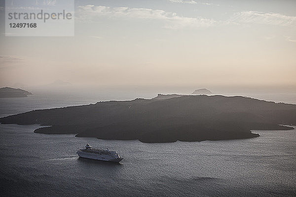 Kreuzfahrtschiff im Hafen von Santorin  Griechenland  nach Sonnenuntergang.