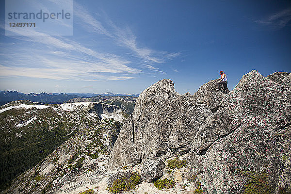 Evan Howard  ein Kletterer und Entdecker  klettert über Granitfelsen in British Columbia  Kanada.
