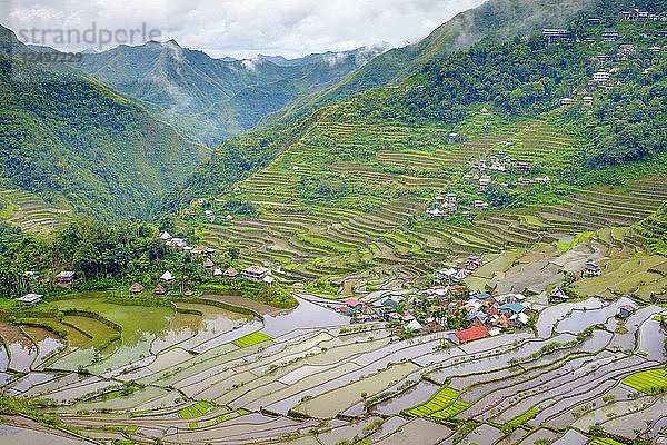 Das Dorf Batad und die Reisterrassen des UNESCO-Welterbes im Frühjahr  Banaue  Bergprovinz  Verwaltungsregion Cordillera  Philippinen