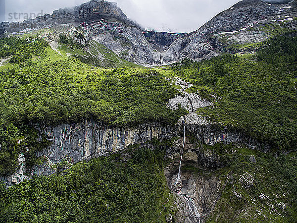 Alpine Landschaft mit einem Wasserfall  der über eine felsige Kante im Kanton Bern stürzt  Schweiz