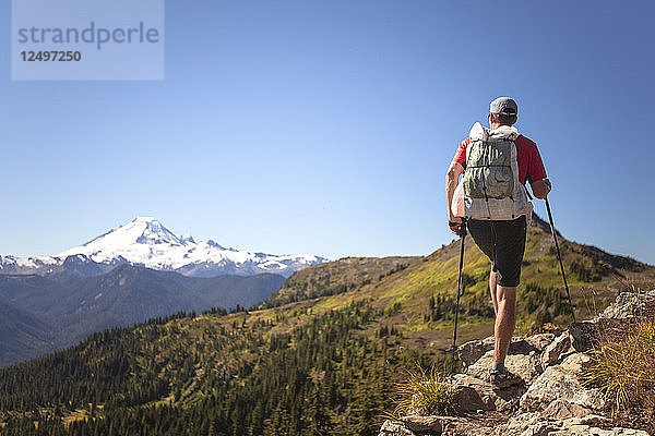 Männlicher Wanderer im North Cascades National Park mit Blick auf den Mount Baker