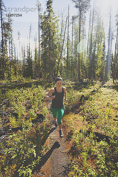 Eine fitte Frau beim Trailrunning im Bowron Lake Provincial Park  British Columbia  Kanada.