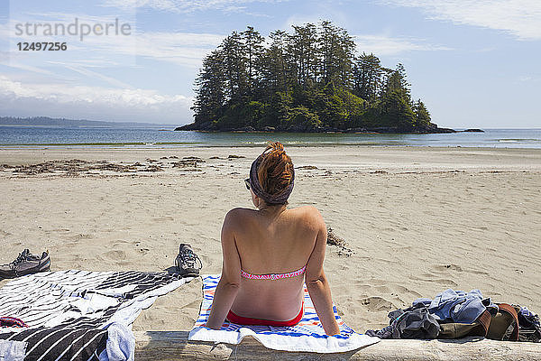 Eine junge Frau entspannt sich am Strand in der Nähe von Tofino  Vancouver Island  British Columbia