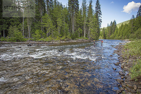 Zwei Männer beim Fliegenfischen im Yaak River in Montana