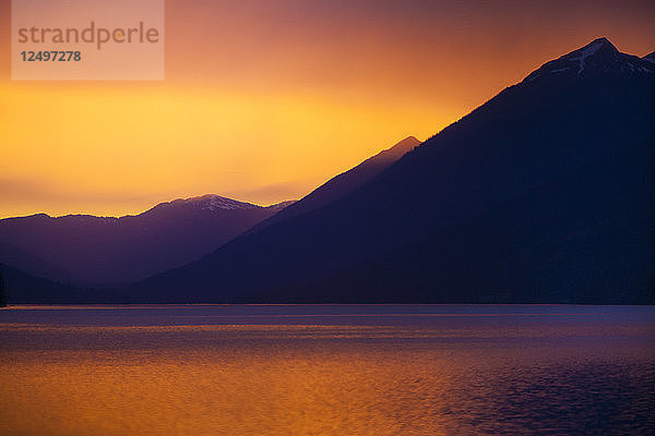 Sonnenuntergang über dem Isaac Lake im Bowron Lake Provincial Park  British Columbia  Kanada