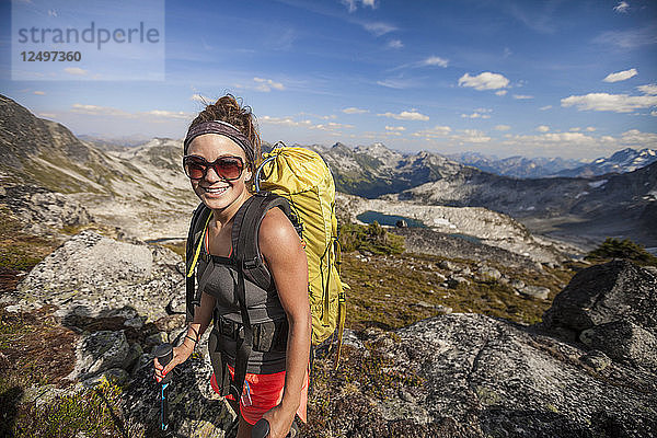 Lächelnde junge Frau mit Rucksack Wandern in Mount Marriott