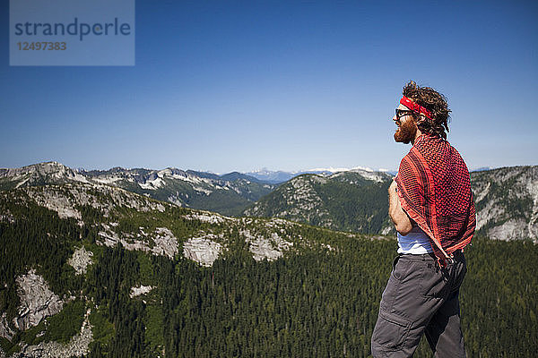 Evan Howard  ein Kletterer und Entdecker  blickt beim Klettern in British Columbia  Kanada  auf die Berge.