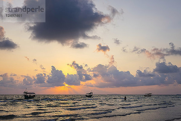 Sonnenuntergang über dem Golf von Thailand am Otres Beach  Sihanoukville  Provinz Preah Sihanouk  Kambodscha