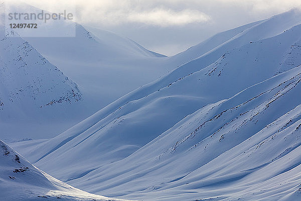 Aussicht auf verschneite Berge in Spitzbergen  Svalbard