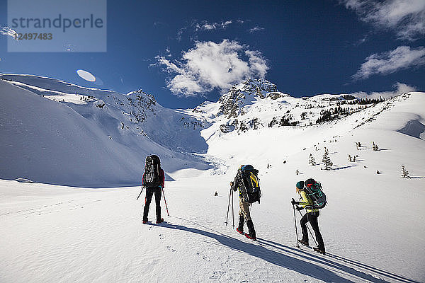 Drei Bergsteiger machen sich auf den Weg zum Gipfel des Joffre Peak in British Columbia  Kanada.