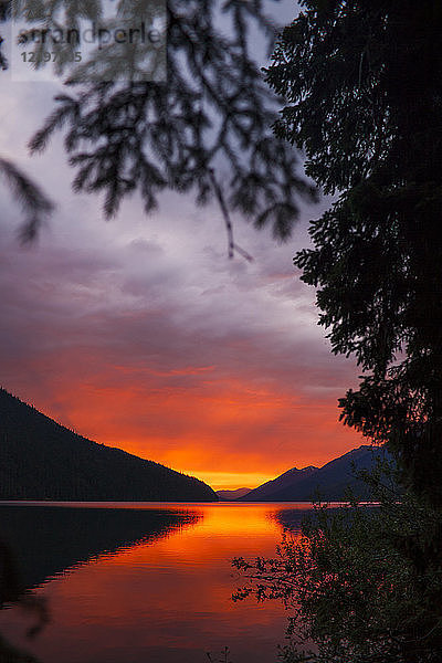 Sonnenuntergang über dem Isaac Lake im Bowron Lake Provincial Park  British Columbia  Kanada