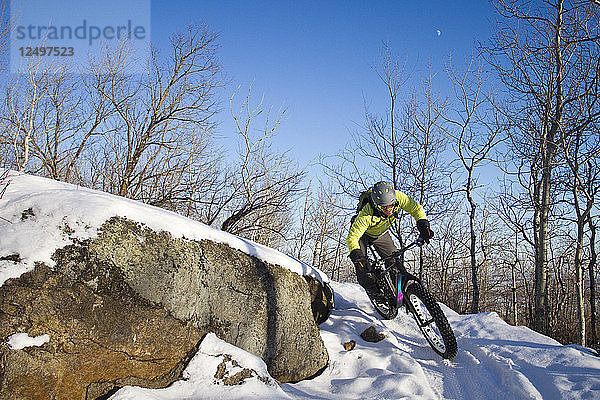 Mann beim Fatbiking auf einer Winterwanderung in Duluth  Minnesota