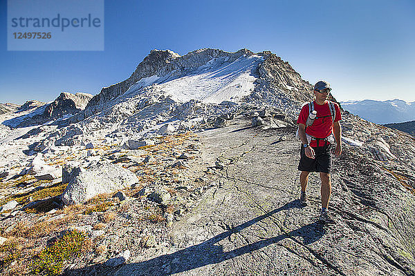 Ein Rucksacktourist wandert während einer Überquerung in der Nähe von Pemberton  British Columbia  Kanada  vom Cassiope Peak zum Saxifrage Peak.