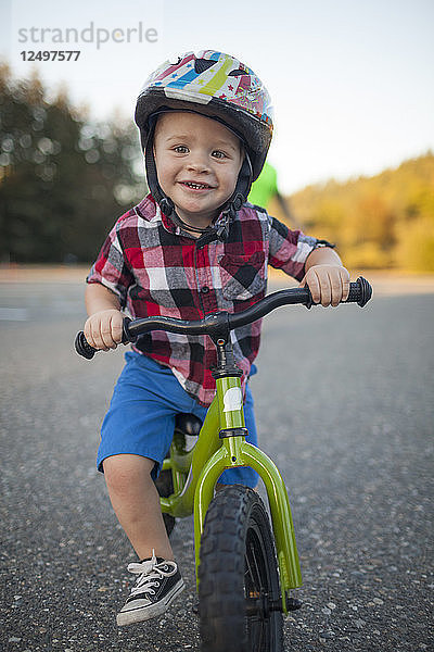Porträt eines radfahrenden Jungen