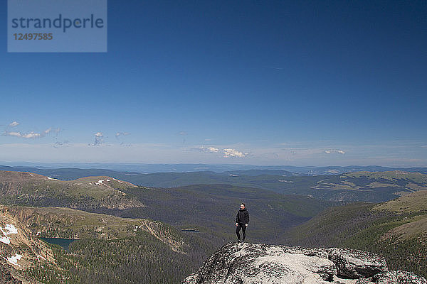 Ein Wanderer steht auf dem Gipfel des Grinface Mountain im Cathedral Lakes Provincial Park  British Columbia  Kanada.