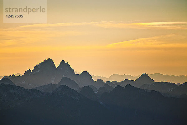 Schichten von Bergsilhouetten  darunter die Westwand des Mount Judge Howay (ursprünglich Snow Peaks)  eines markanten Zwillingsgipfels  der 10 km vom Central Fraser Valley entfernt liegt  und  aus der Nähe betrachtet  das Nordende des Stave Lake. Als einer der höchsten Gipfel der Region ist er von vielen Gipfeln in der Umgebung von Vancouver  British Columbia  sichtbar. Er befindet sich an der Ostseite des Golden Ears Provincial Park.