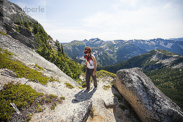 Evan Howard  ein Bergsteiger und Entdecker  wandert zum Needle Peak in British Columbia  Kanada.