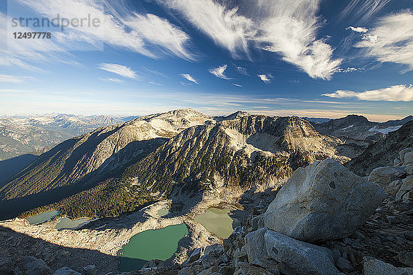 Landschaftsbild von felsigen Bergen und alpinen Seen in der Nähe von Whistler  British Columbia  Kanada.