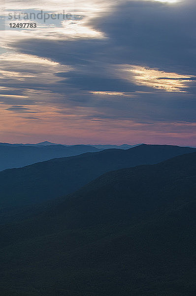 Sonnenuntergang und Wolken über den White Mountains in New Hampshire