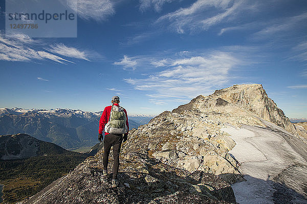 Ein Rucksacktourist wandert auf einem felsigen Grat in der Nähe des Saxifrage Mountain  Pemberton  British Columbia  Kanada.