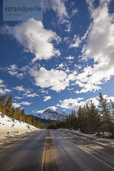 Der Icefields Parkway Highway verbindet die Nationalparks Jasper und Banff