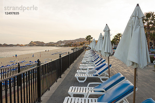 Strandstühle aufgereiht in einem Resort in Cabos San Lucas  Baja California Peninsula  Mexiko