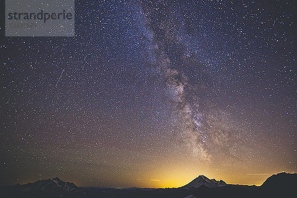 Die Milchstraßengalaxie über dem Mount Baker vom North Cascades National Park aus gesehen