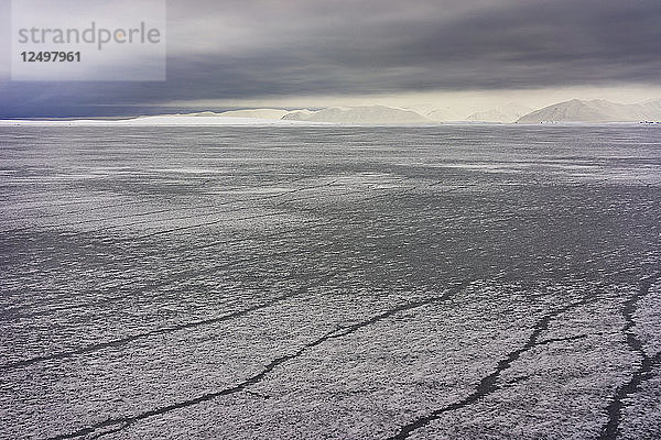 Atemberaubende Aussichten über das Eismeer im Winter