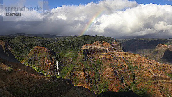 Wasserfall und Regenbogen  Blick über die Wiamea-Schlucht  Kauai