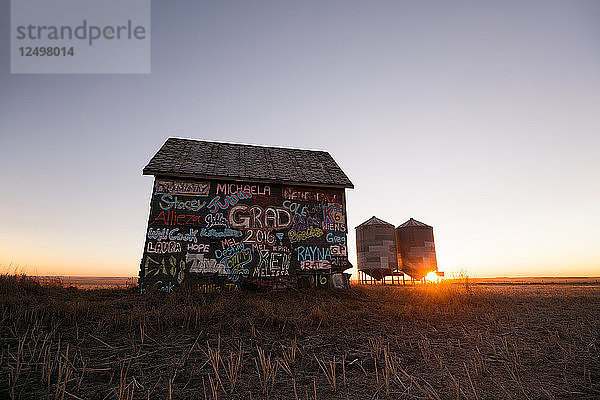 Morgensonnenaufgang auf einer Farm in der kanadischen Prärie