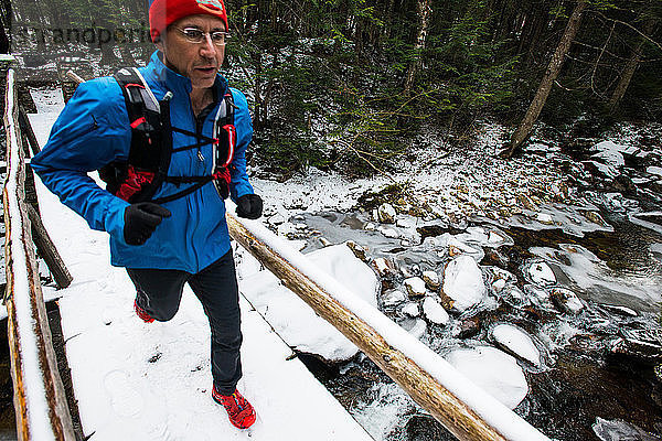 Laufen über einen fast zugefrorenen Bach in den White Mountains von NH.