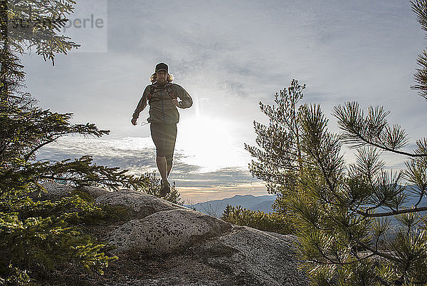 Trailrunner auf den Granitfelsen der White Mountains in New Hampshire.