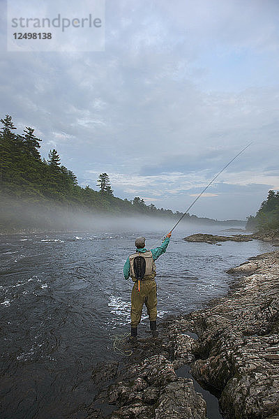 Rückansicht eines Fliegenfischers beim Fischen am Kennebec River  Maine