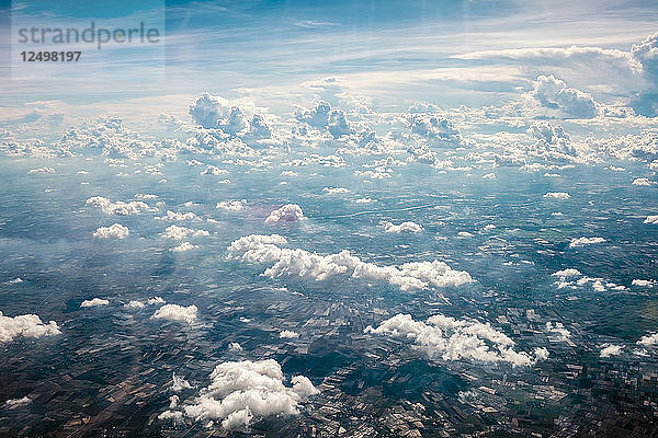 Wolken am blauen Himmel aus dem Fenster eines Flugzeugs  das über Zentralthailand fliegt