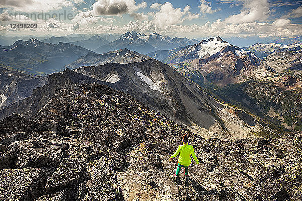Bergsteigerin steigt vom Rocky Ridge am Mount Marriott ab