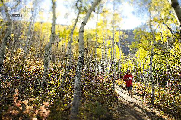 Mann beim Laufen auf den Wanderwegen in Park City  Utah