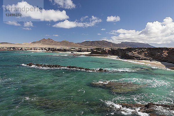 Leerer und einsamer Strand mit klarem blauem Wasser im Süden von Fuerteventura  Kanarische Inseln
