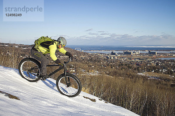 Mann beim Fatbiking auf einer Winterwanderung in Duluth  Minnesota