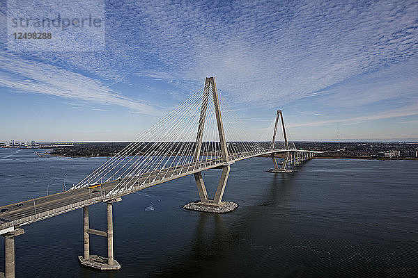 Luftaufnahme der Arthur-Ravenell-Brücke in Charleston  SC.