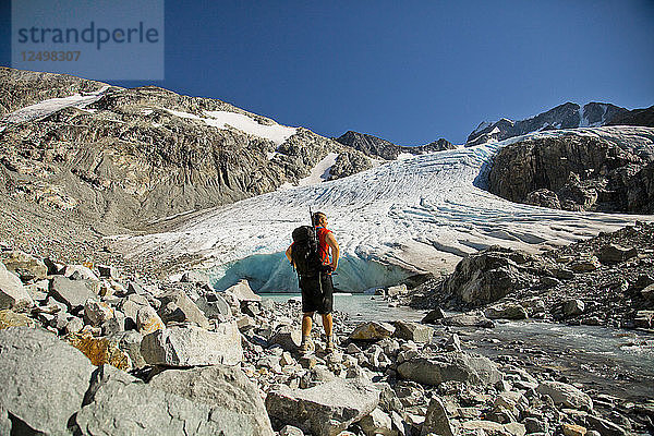 Ein Rucksacktourist am Fuße des Wedgemount-Gletschers stehend