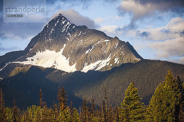 Mount Ishpa vom Una Lake im Bowron Lake Provincial Park  British Columbia  Kanada  aus gesehen.