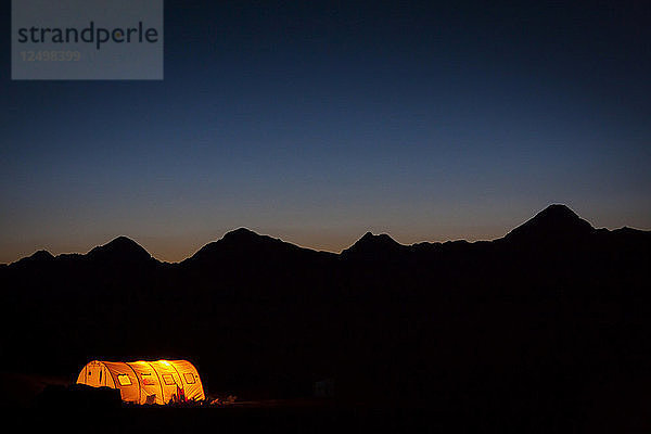 Blick auf das nächtliche Basislager im Tien-Shan-Gebirge  Kirgisistan