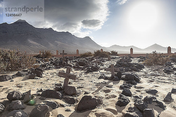 Verlassener Friedhof in der Wüste am Strand von Cofete  im Süden Fuerteventuras. Kanarische Inseln