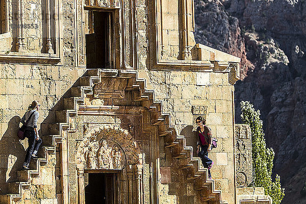 Touristen besuchen die Noravank-Kirche  Armenien